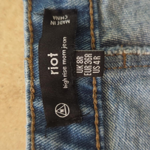 Missguided Riot High Rise Mom Distressed Denim Jean Loose Fit - Size 4 - Picture 11 of 12